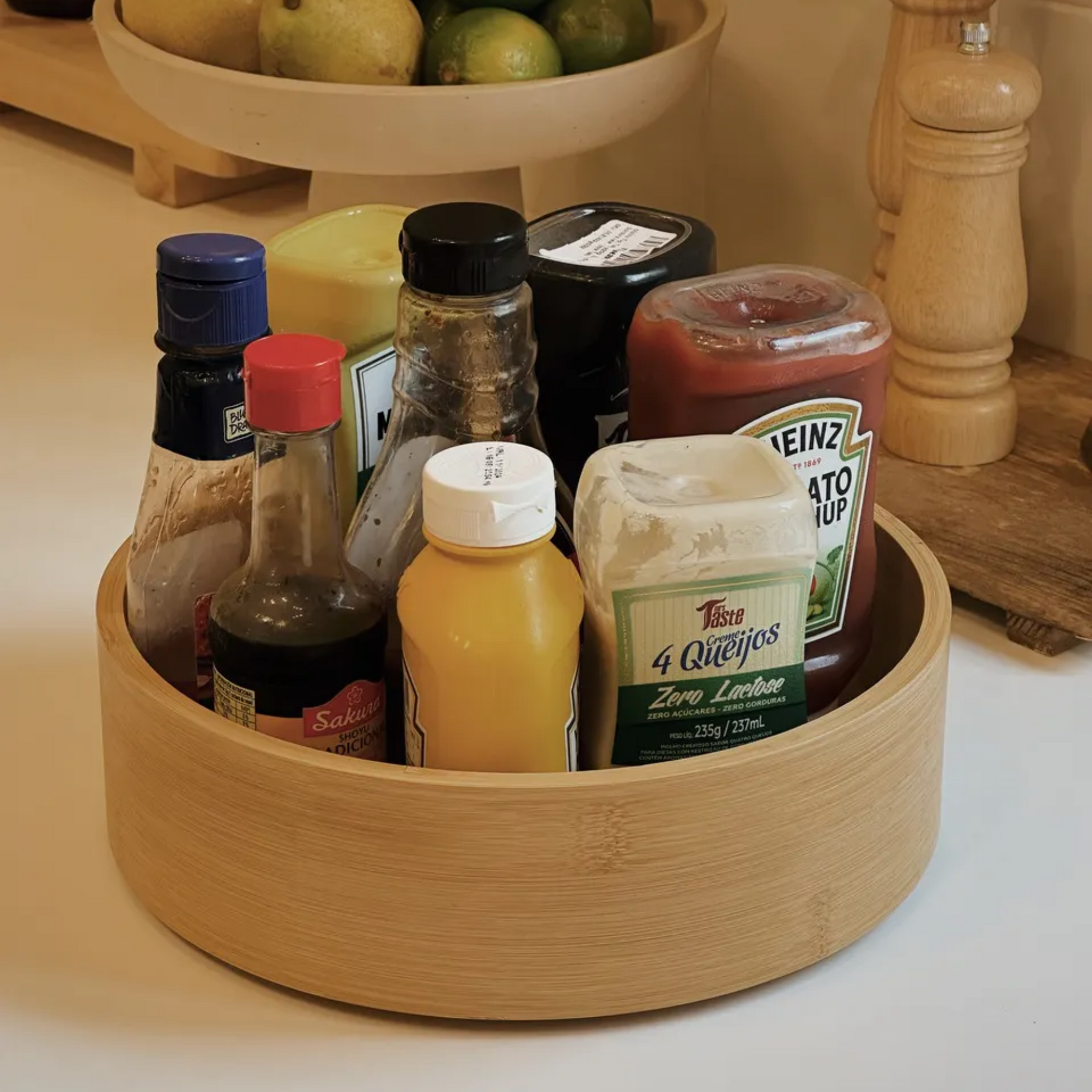 Bandeja giratória de bambu cheia de diferentes frascos e potes de condimentos, mantendo a despensa organizada.