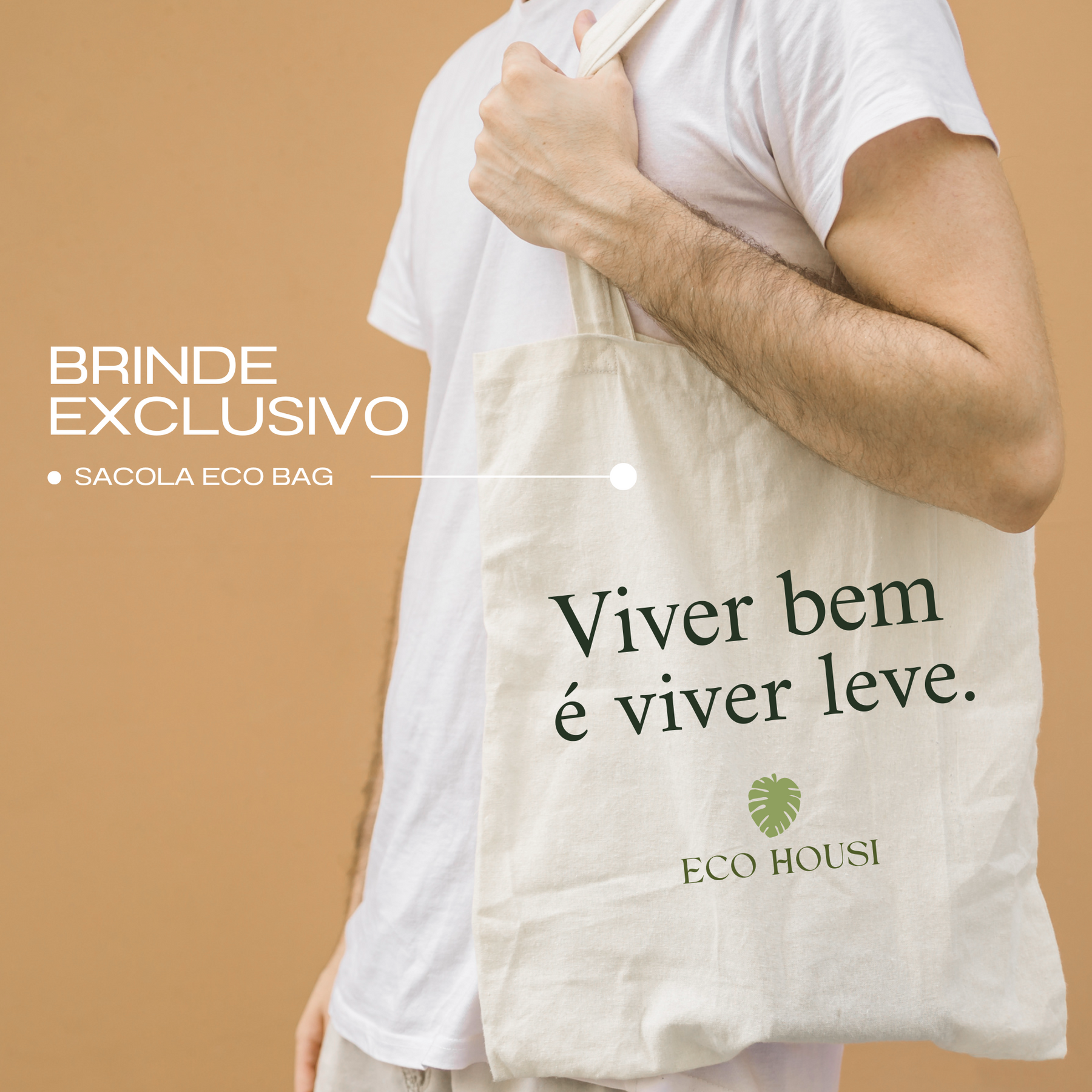 Pessoa segurando uma ecobag de tecido branco com a frase 'Viver bem é viver leve', oferecida como brinde.