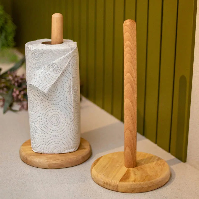 Porta papel toalha de bambu com rolo e modelo sem papel, exibidos em bancada clara