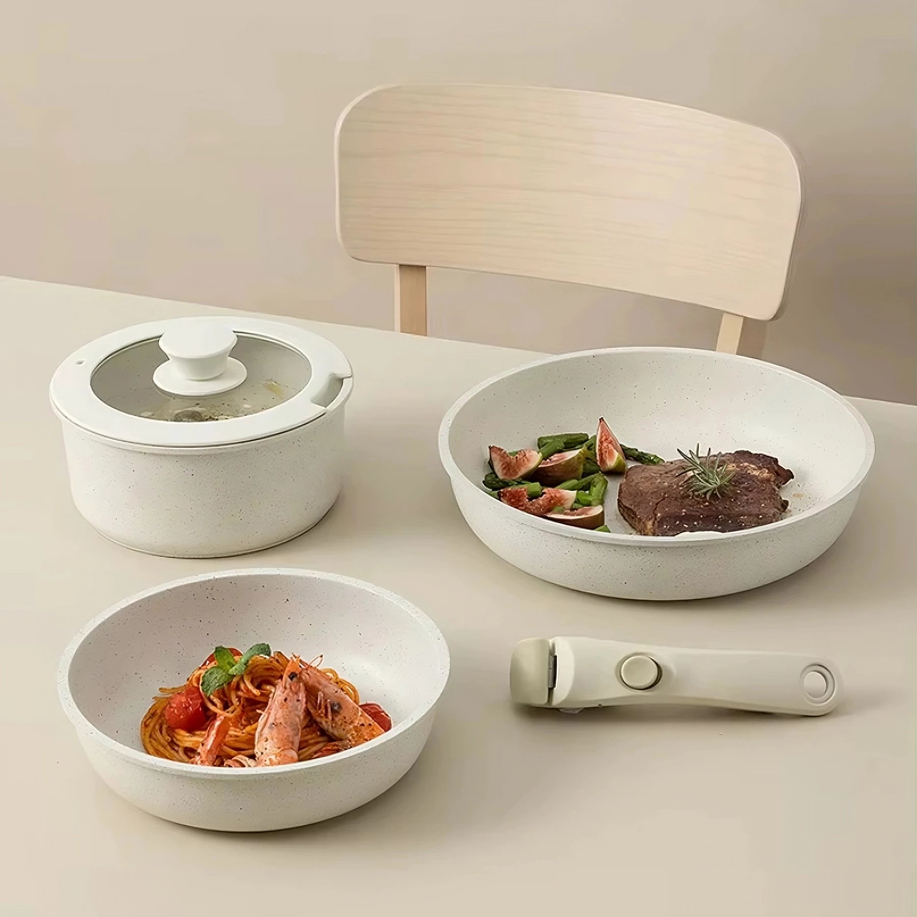 Conjunto de panelas com pratos prontos na mesa, design minimalista e atóxico.