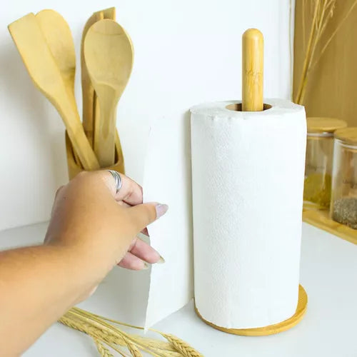 Porta papel toalha de bambu com rolo de papel, utensílios de cozinha ao lado