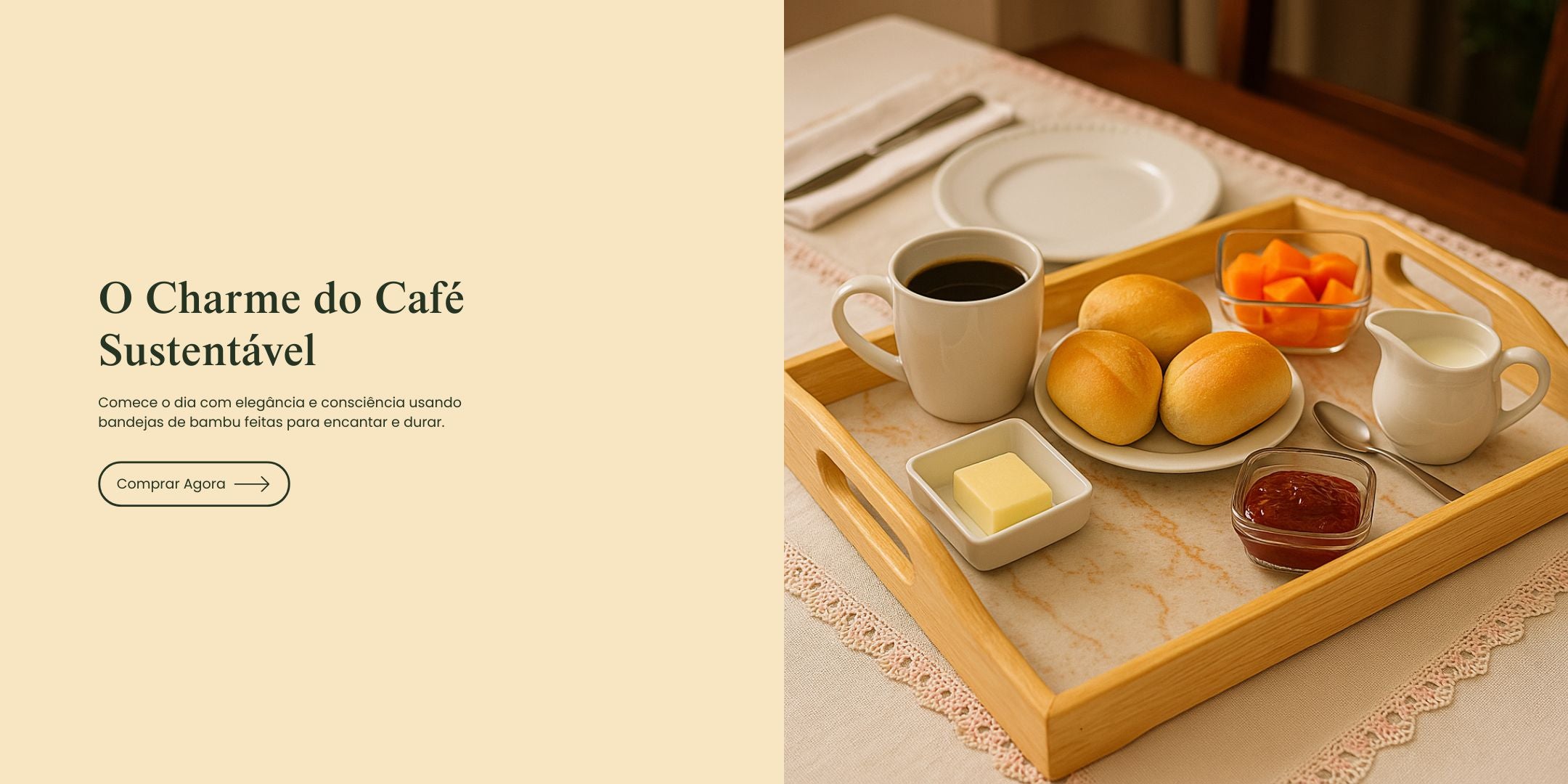 Bandeja de bambu servindo um café da manhã elegante com pães, frutas e acessórios.