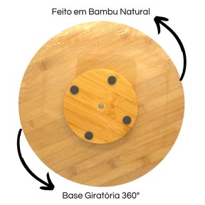 Parte inferior de uma bandeja de bambu, mostrando a base giratória de 360 graus que permite o movimento.
