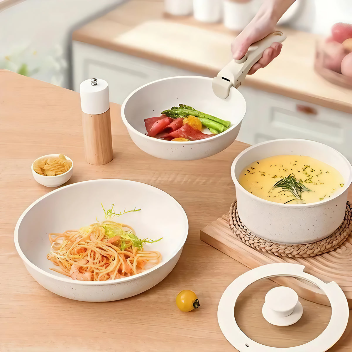 Panelas de cerâmica servindo massas e sopas, cozinha saudável e sem químicos.