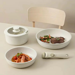 Conjunto de panelas com pratos prontos na mesa, design minimalista e atóxico.